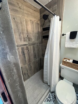 Een douche, een haardroger, handdoeken, zeep