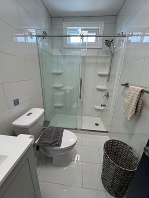 Douche, sèche-cheveux, serviettes fournies, savon