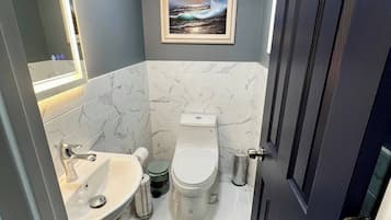 Een douche, een haardroger, handdoeken, zeep