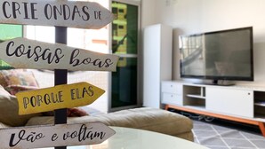 A signpost with directional phrases in a living room. - Ático con piscina - Guarapari (Guarapari)