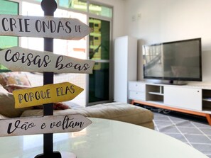 A signpost with directional phrases in a living room. - Ático con piscina - Guarapari (Guarapari)
