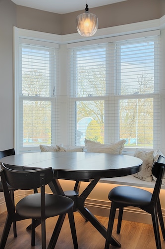 The Village House
Restored 4-BR 1850 Irish Galway Cottage Near Wild Atlantic Way