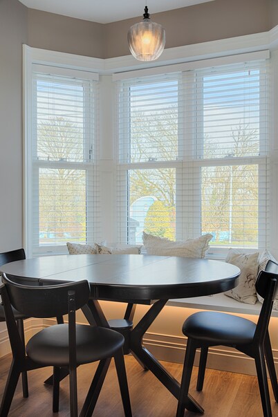 The Village House
Restored 4-BR 1850 Irish Galway Cottage Near Wild Atlantic Way