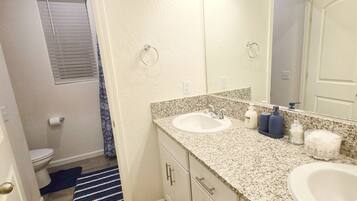 Serviettes fournies, savon, shampoing, papier toilette