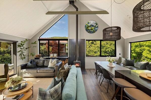 Smart TV, fireplace, books - Designer Mountain Home (Arrowtown)