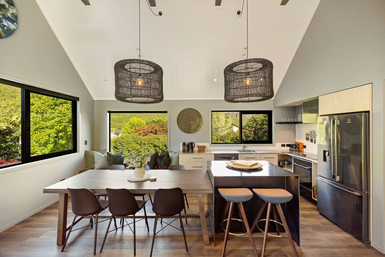 Réfrigérateur, four, lave-vaisselle, cafetière/bouilloire