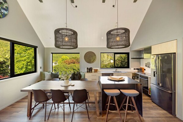 Fridge, oven, dishwasher, coffee/tea maker - Designer Mountain Home (Arrowtown)