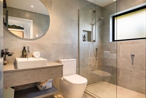 Hair dryer, towels - Designer Mountain Home (Arrowtown)