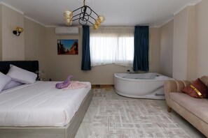 ستائر تعتيم وتجهيزات عازلة للصوت ومكواة/لوح كي وواي فاي مجانًا