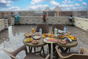 بوفيه فطور مجانًا يوميًا