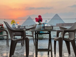 Food court - Luxury jacuzzi & pyramids view  (Giza)