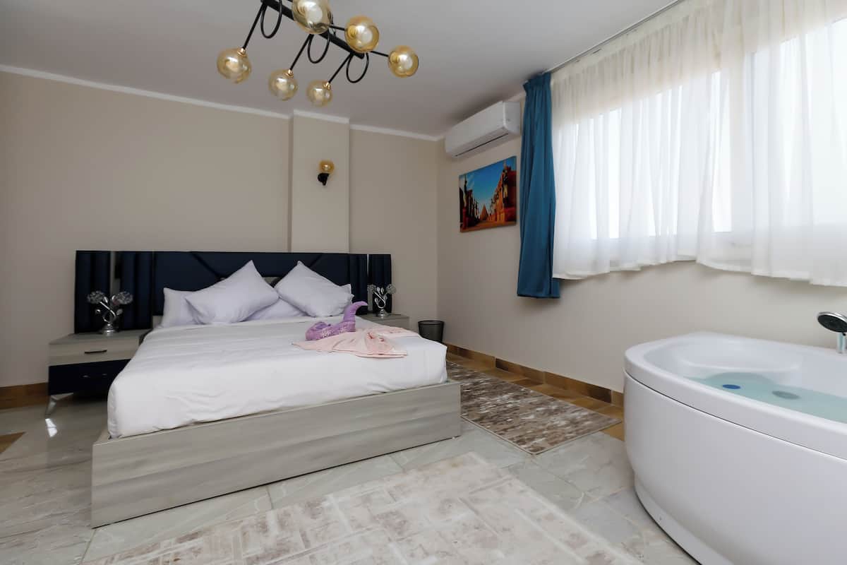 Family Studio, Mountain View | Blackout drapes, soundproofing, iron/ironing board, free WiFi
