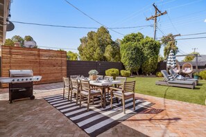 Outdoor dining - Luxury Scottsdale Home | Heated Pool & Hot Tub Retreat (Scottsdale)