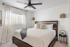 4 quartos, escrivaninha, ferros/tábuas de passar roupa, berço de viagem