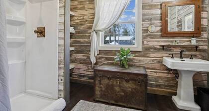 Jasperilla Pink house by Louisiana Hospitality Group