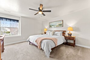 3 chambres, bureau, fer et planche à repasser, lit parapluie