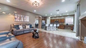 House, 4 Bedrooms, Private Pool | Living room | Books