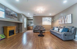 Hus, 4 soverom, privat basseng | Oppholdsrom | Bøker