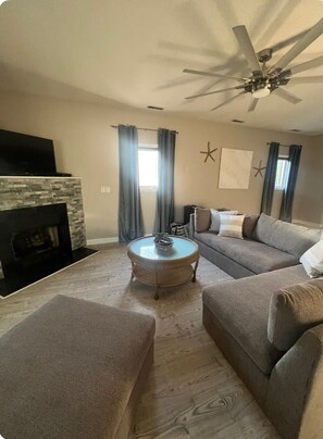 Living area - Prime Location In Lewes- 3bed/2bath Great space and game room. (Lewes)