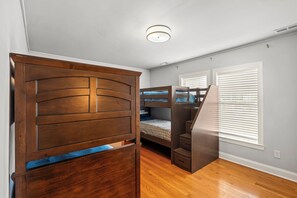 3 bedrooms, iron/ironing board, WiFi, bed sheets - Cozy Urban Getaway - 3BR 1.5BA - 7 Mins to Downtown CLT (Charlotte)