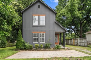 Exterior - Cozy Urban Getaway - 3BR 1.5BA - 7 Mins to Downtown CLT (Charlotte)