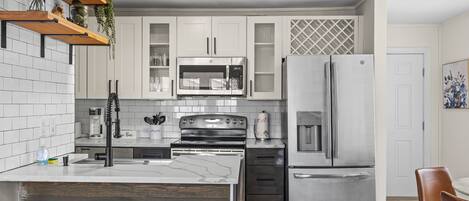 Kjøleskap, mikrobølgeovn, ovn og kokeplater