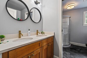 Hair dryer, towels, soap, toilet paper - Cozy Urban Getaway - 3BR 1.5BA - 7 Mins to Downtown CLT (Charlotte)