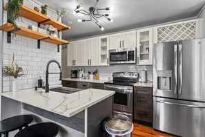 Fridge, microwave, oven, stovetop - Cozy Urban Getaway - 3BR 1.5BA - 7 Mins to Downtown CLT (Charlotte)