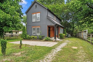Exterior - Cozy Urban Getaway - 3BR 1.5BA - 7 Mins to Downtown CLT (Charlotte)