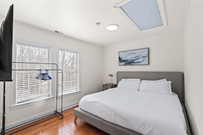 3 bedrooms, iron/ironing board, WiFi, bed sheets - Cozy Urban Getaway - 3BR 1.5BA - 7 Mins to Downtown CLT (Charlotte)