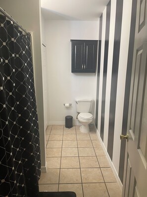 Sèche-cheveux, serviettes fournies, savon, shampoing