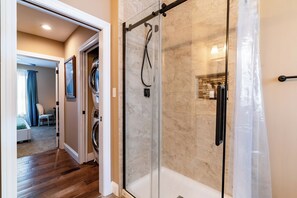 Douche, sèche-cheveux, serviettes fournies, savon