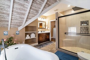 Een douche, een haardroger, handdoeken, zeep
