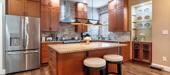 Luxury 5-bedroom Cozy Retreat in German Village!