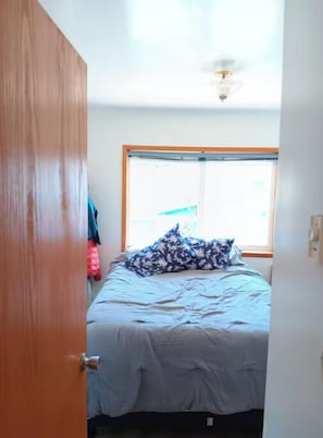 1 bedroom, WiFi, bed sheets - Tides Inn suite (Sekiu)