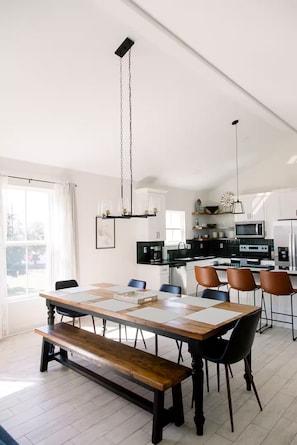 Dining - Pelican Pearl, new beach house with pool (Gulfport)