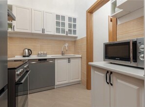 Kjøleskap, ovn, kokeplater og kjøkkenutstyr