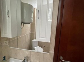 Douche, sèche-cheveux, serviettes fournies