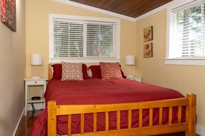 2 bedrooms, desk, iron/ironing board, travel cot - River Retreat - Hot Tub and Tastings Included (Healdsburg)
