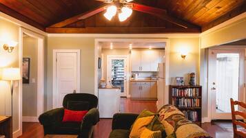 Smart TV, reproductor de DVD, libros y videoteca