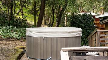Tina de hidromasaje al aire libre