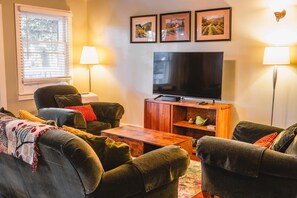 Smart TV, DVD player, books, video library - River Retreat - Hot Tub and Tastings Included (Healdsburg)