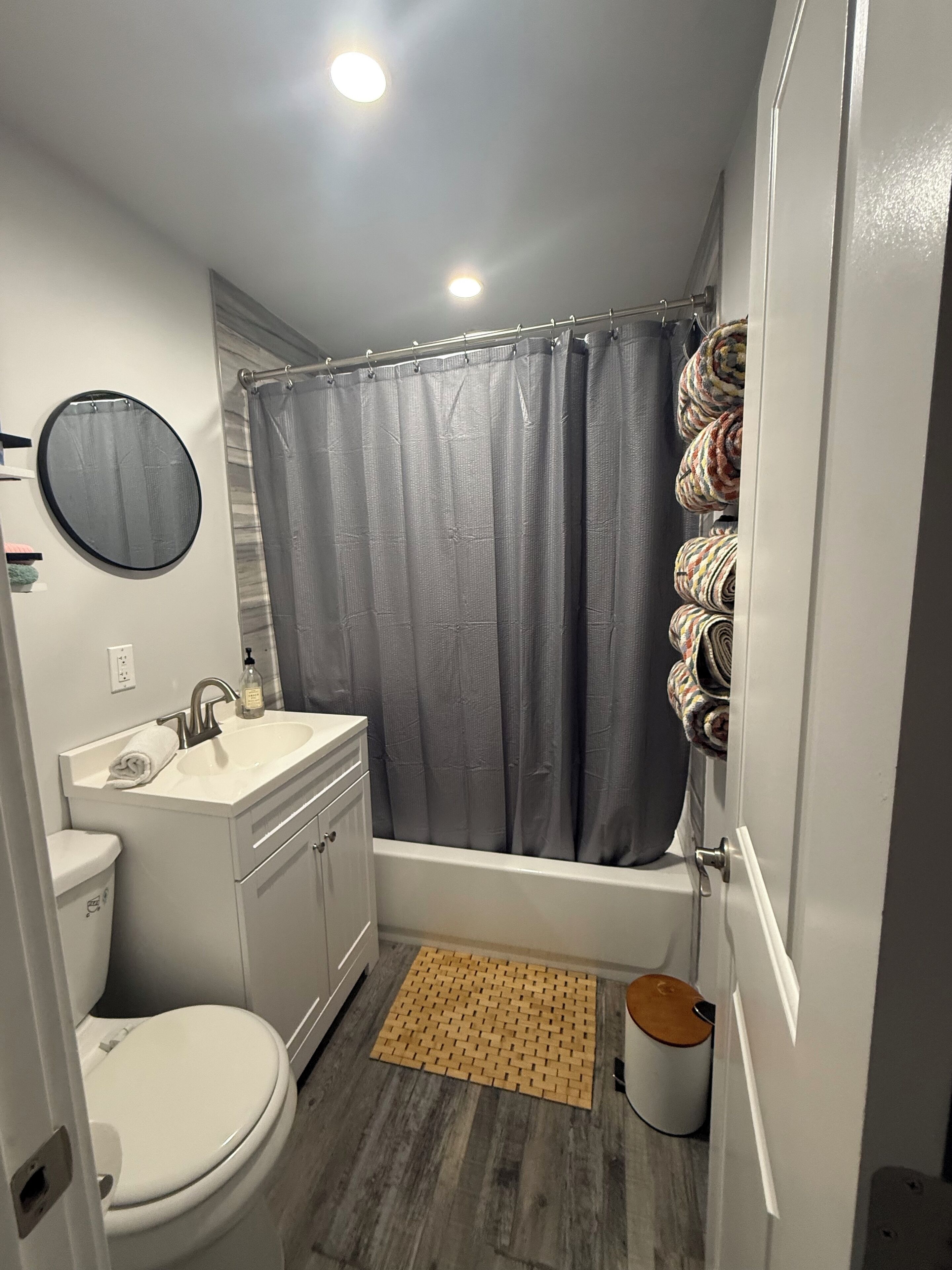 Un baño con inodoro, lavabo y bañera.