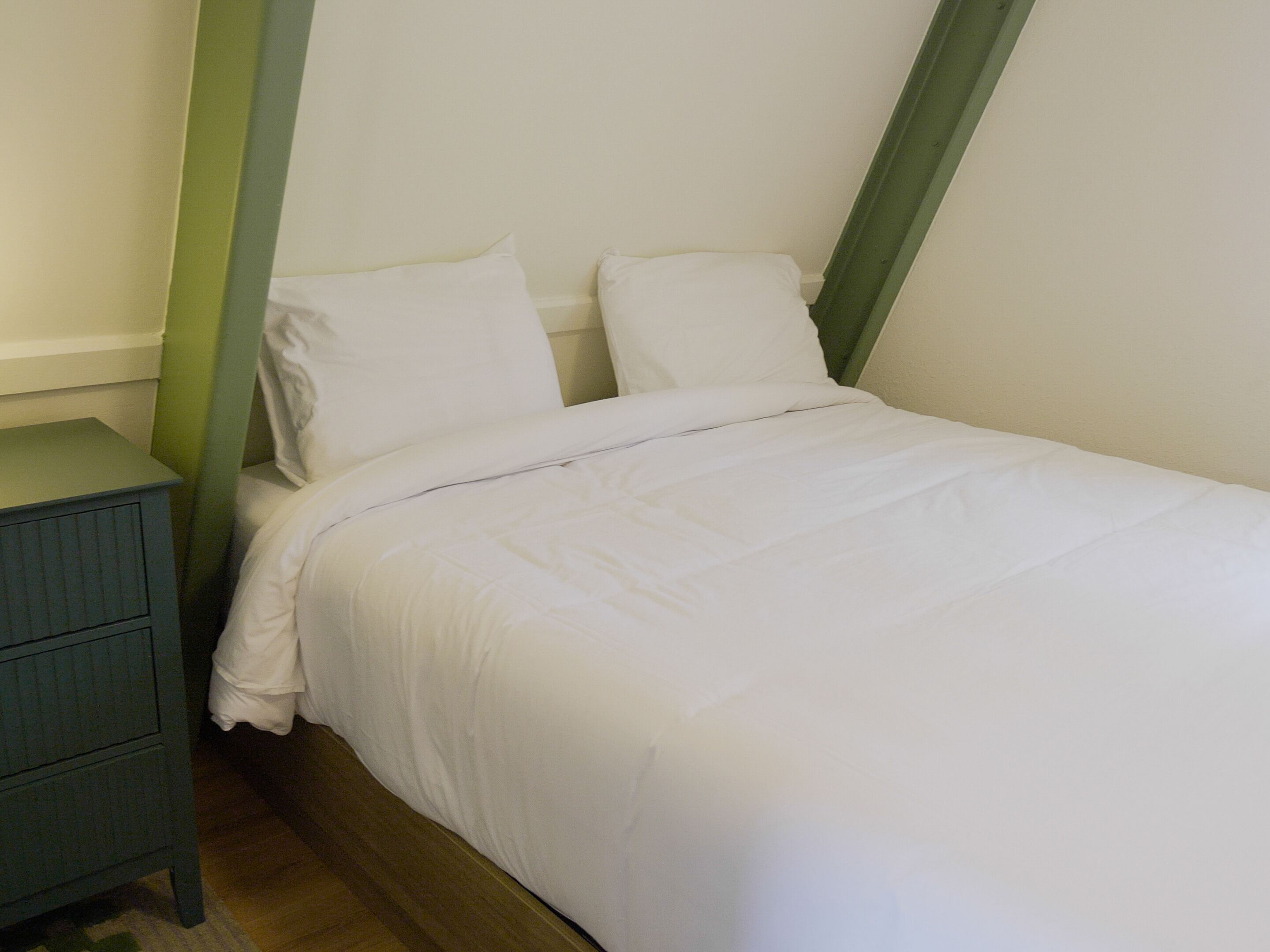 Suite Deluxe, 2 camas matrimoniales, vista a la alberca | Escritorio, wifi gratis y ropa de cama 