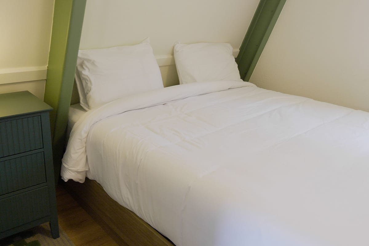 Suite Deluxe, 2 letti matrimoniali, vista piscina | 1 camera, una scrivania, Wi-Fi gratuito, lenzuola