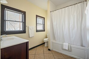 Deluxe House, 3 Bedrooms | Bilik Mandi | Gabungan pancuran/tab mandi, pengering rambut, tuala disediakan, sabun 