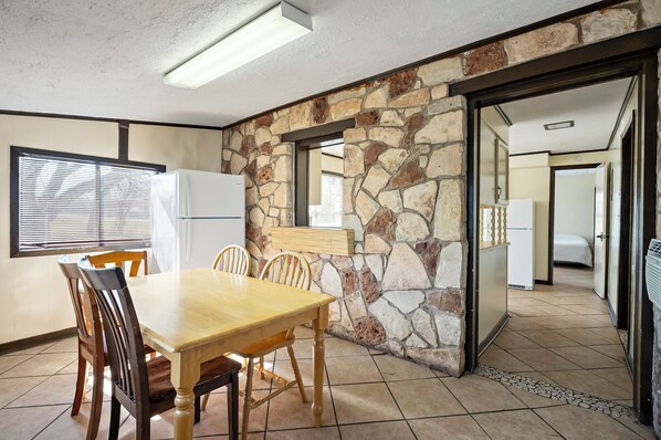 Deluxe House, 3 Bedrooms | Ruang tamu | 27 inci televisyen dengan kabel 