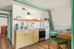 Suite – deluxe, bassengutsikt | Eget kjøkken | Kaffetrakter/tekoker