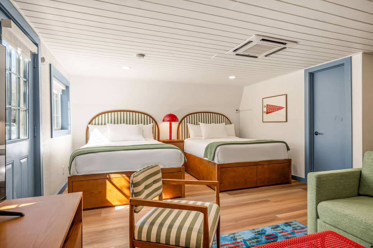 Deluxe-Doppelzimmer, 2 Queen-Betten | Schreibtisch, kostenloses WLAN, Bettwäsche