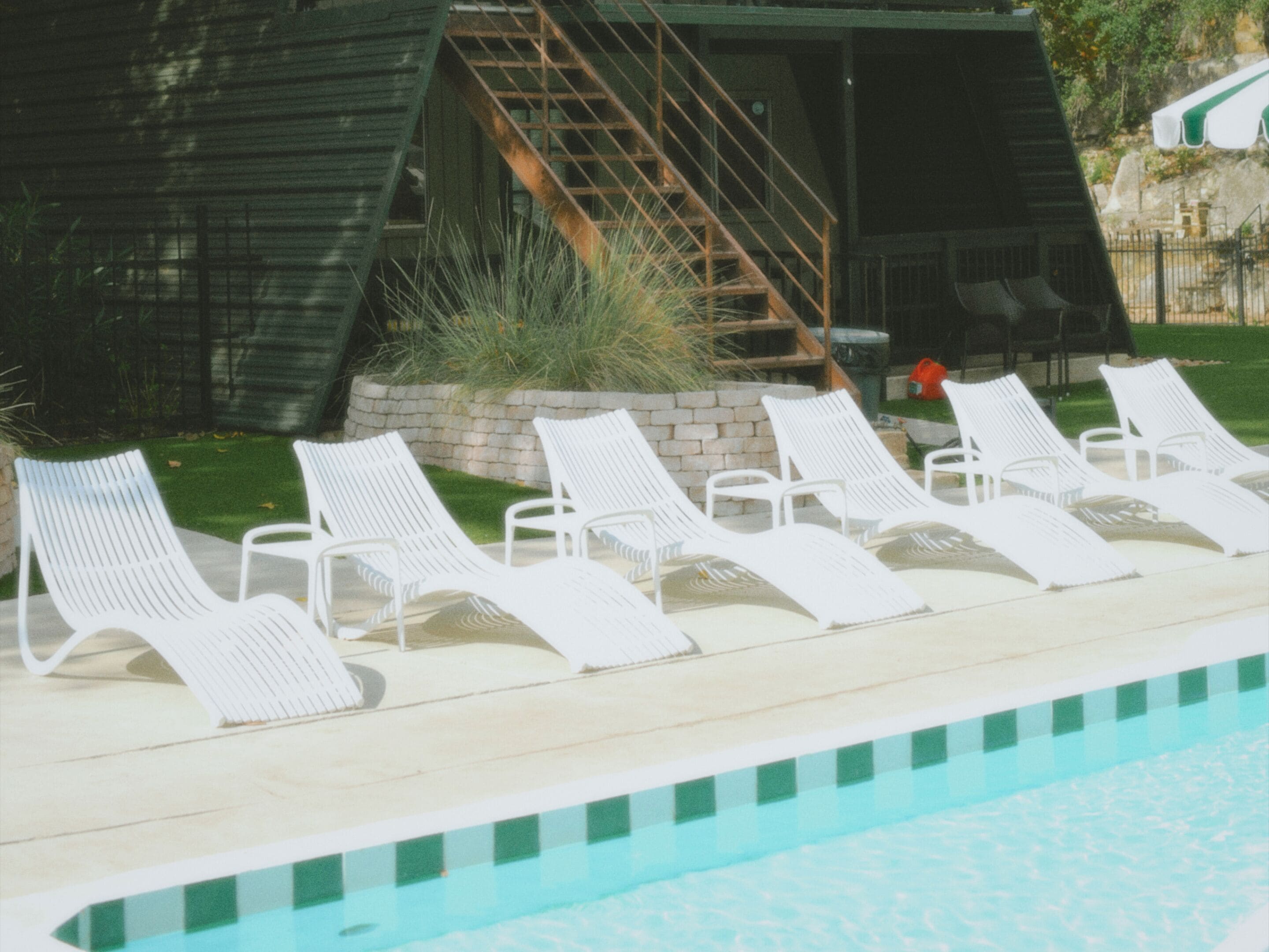 حمّام سباحة خارجي موسمي، مقاعد للتشمس